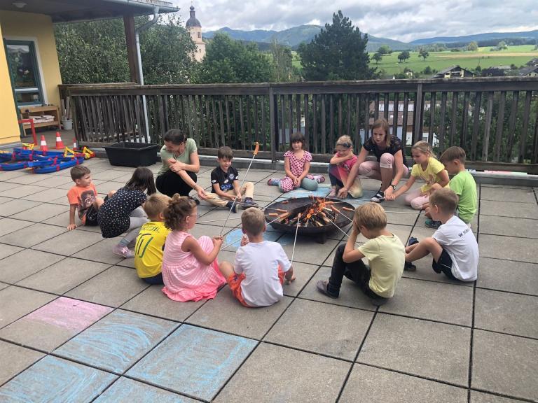 die Schulanfänger beim Würsterl grillen